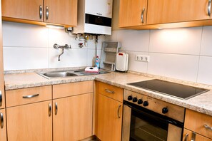 Refrigerador, microondas, horno y cafetera y tetera 
