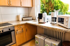 Fridge, microwave, oven, coffee/tea maker - Holiday Home 'Klaus' with Private Terrace, Private Garden and Wi-Fi (Berumbur)