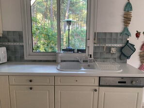 Private kitchen - Semi-detached house close to lake and ocean, golf course, cycle paths. (Lacanau)