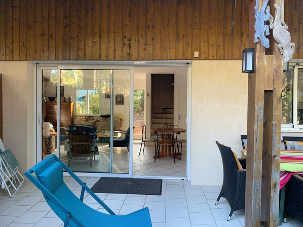 Outdoor dining - Semi-detached house close to lake and ocean, golf course, cycle paths. (Lacanau)