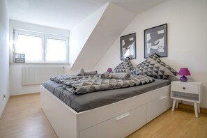 3 slaapkamers, een strijkplank/strijkijzer, gratis wifi, beddengoed