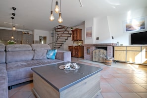 TV, fireplace