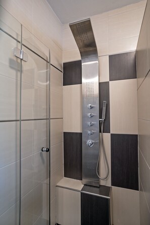 Douche, séchoir à cheveux, serviettes fournies
