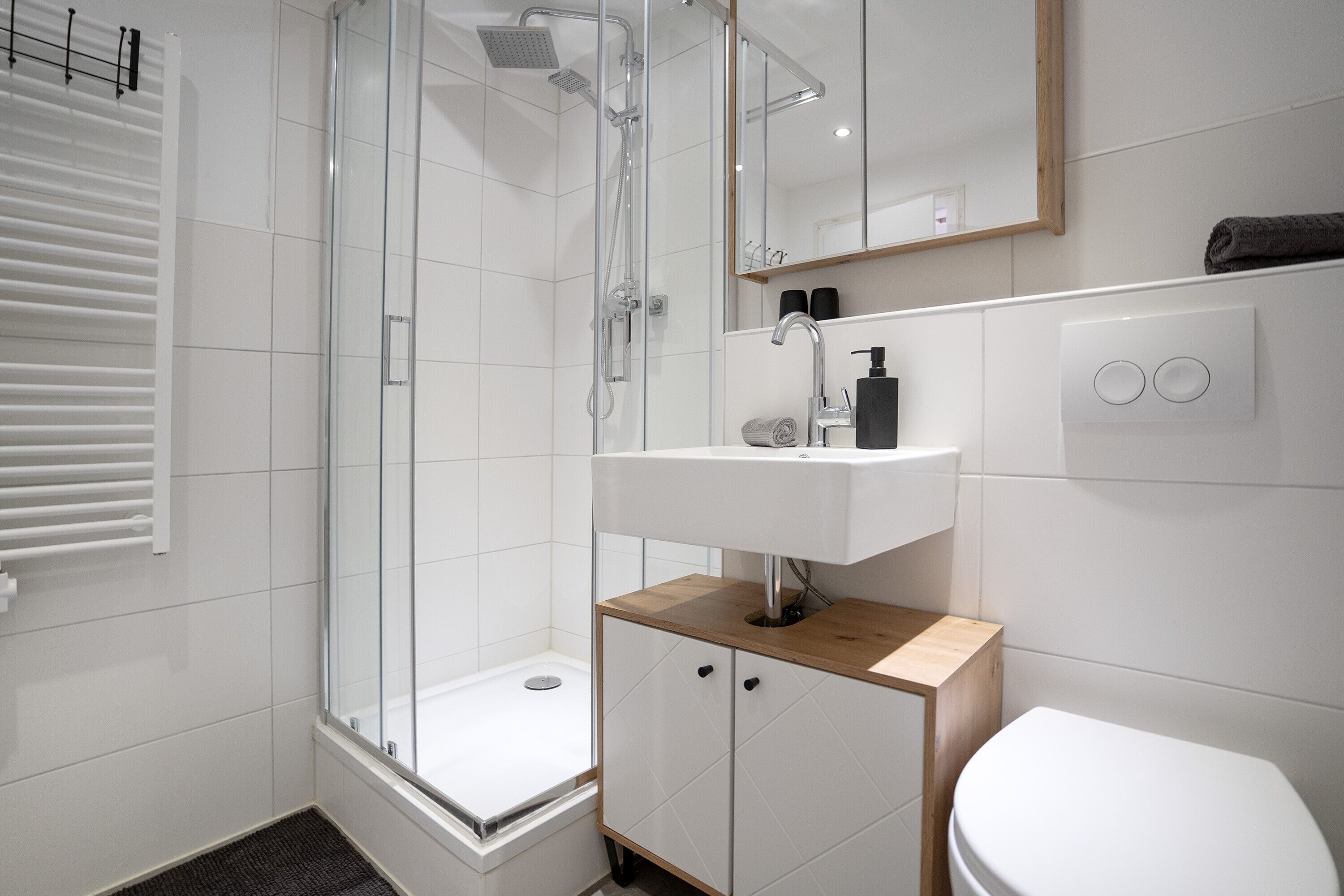 Douche, sèche-cheveux, serviettes fournies