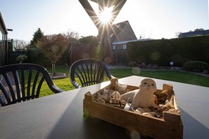 Outdoor dining - Holiday Home 'Haus Ferienparadies' with Shared Terrace, Private Garden and Wi-Fi (Hage)