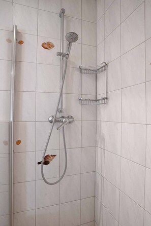 Shower, hair dryer, towels - Holiday Home 'Haus Ferienparadies' with Shared Terrace, Private Garden and Wi-Fi (Hage)