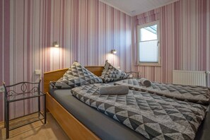 3 bedrooms, iron/ironing board, free WiFi, bed sheets