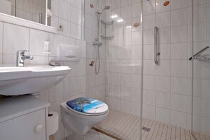 Shower, hair dryer, towels - Holiday Home 'Haus Ferienparadies' with Shared Terrace, Private Garden and Wi-Fi (Hage)