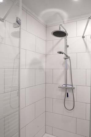Shower, hair dryer - Holiday Home 'Schwalbe' with Private Terrace, Garden, and Wi-Fi (Berumbur)
