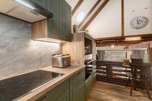 Fridge, microwave, oven, stovetop - Holiday Home 'Rotkäppchen' with Private Terrace, Wi-Fi and Air Conditioning (Frankenau)