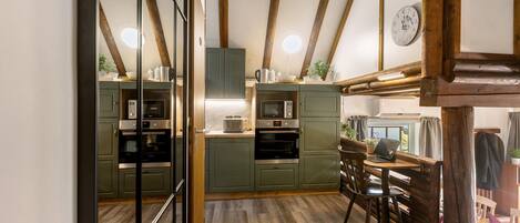 Køleskab, mikrobølgeovn, ovn, kogeplade