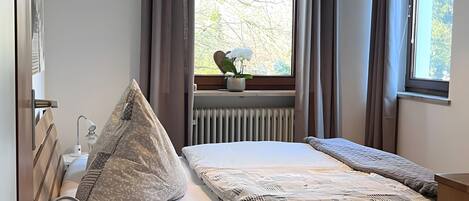 2 slaapkamers, een strijkplank/strijkijzer, gratis wifi, beddengoed