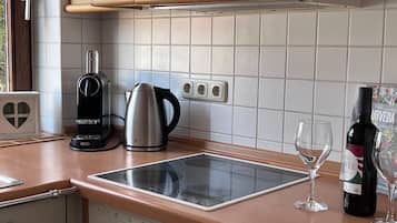 Refrigerador, horno, placa de cocina, cafetera/tetera