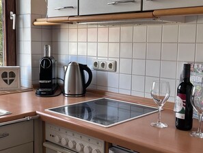 Refrigerador, horno, placa de cocina, cafetera/tetera