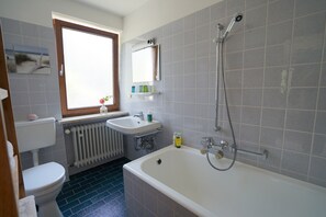 Dusj, hårføner og håndklær