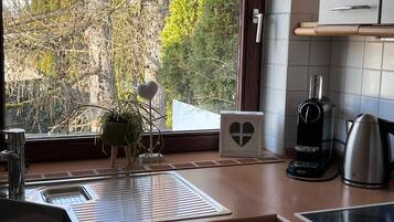 Kühlschrank, Ofen, Herdplatte, Wasserkocher mit Kaffee-/Teezubehör