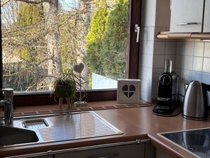 Kjøleskap, ovn, kokeplater og kaffetrakter/tekoker