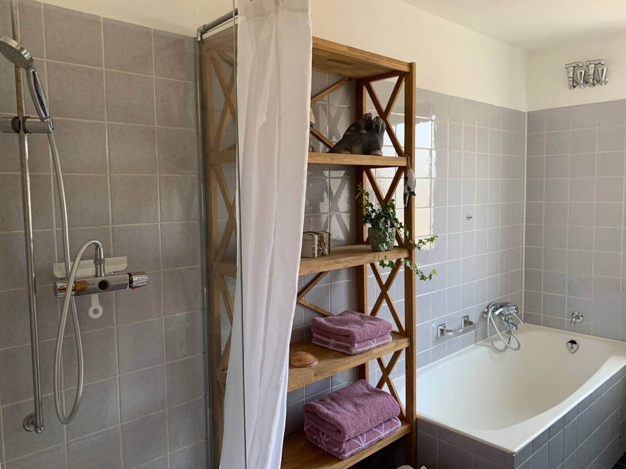 Douche, séchoir à cheveux, serviettes fournies