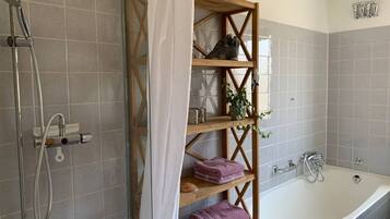 Douche, séchoir à cheveux, serviettes fournies