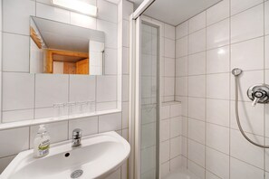 Dusj, hårføner og håndklær