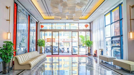 Hallway. Yuntai Guanjing International Hotel