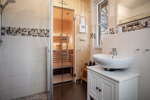 Suihku, hiustenkuivaaja, pyyhkeet