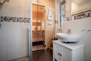 Dusche, Haartrockner, Handtücher