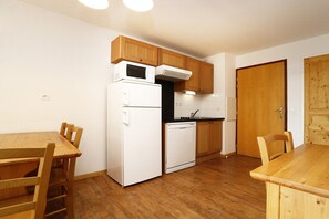 Fridge, microwave, dishwasher, coffee/tea maker