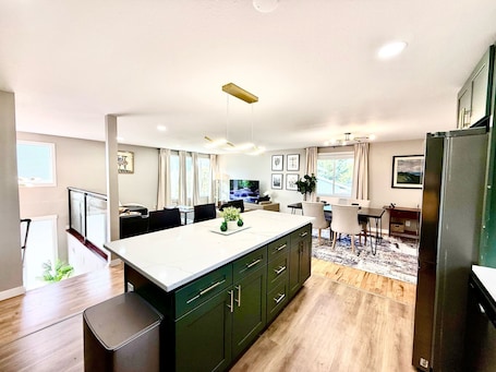Interior. Cozy Spacious Home Near Muckleshoot, Pet Friendly