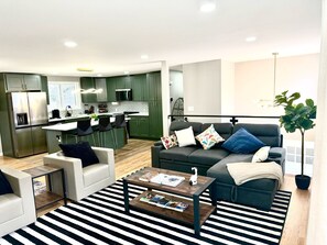 TV connectée, livres, écrans d'ordinateur