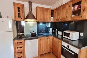 Fridge, microwave, oven, stovetop - Family Apartment Near the Slopes (Les Deux Alpes)