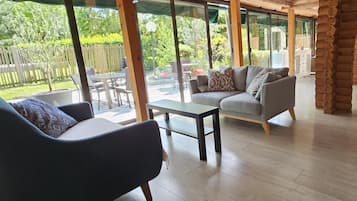 TV connectée, cheminée, table de tennis de table, livres