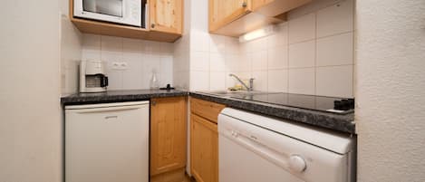 Réfrigérateur, micro-ondes, plaque de cuisson, lave-vaisselle