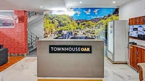 A reception area with a sign reading "TOWNHOUSE OAK". - Akshay Dream Stay (Gurugram)