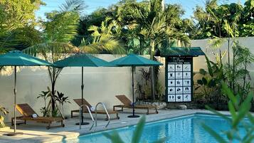 Piscine extérieure, parasols de plage, chaises longues