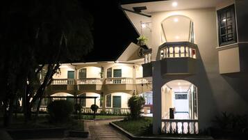 Façade de lâhĂ©bergement - soirĂ©e/nuit