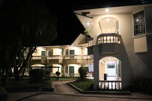 住宿正面 (夜晚)