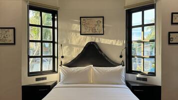 Bureau, espace de travail pour ordinateur portable, lits bébé (gratuits)