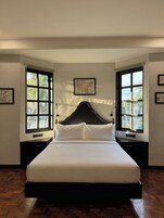 Quarto premier, vista para o jardim | Escrivaninha, espaço de trabalho para notebook, berços grátis