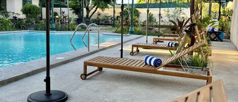 Außenpool, geöffnet von 07:00 Uhr bis 19:00 Uhr, Sonnenschirme