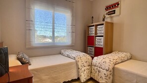 3 bedrooms, iron/ironing board, free WiFi, bed sheets - Casa LiaRAMBLA MALLOLS 9, CASA LIA (L'Escala)