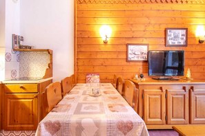 Dining - Apartment in France with Ski Slope Views (Modane)