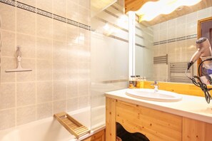 Shower, hair dryer - Apartment in France with Ski Slope Views (Modane)