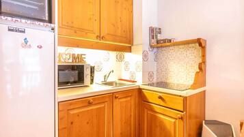 Réfrigérateur, micro-ondes, plaque de cuisson, lave-vaisselle