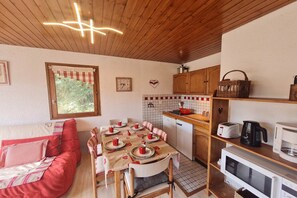 Kühlschrank, Mikrowelle, Herdplatte, Geschirrspüler