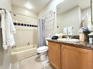 SĂšche-cheveux, serviettes fournies, savon, papier toilette