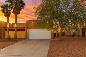 Property grounds - Luxe Lakeview Villa - Hot Tub - Mountain Serenity (Lake Havasu City)