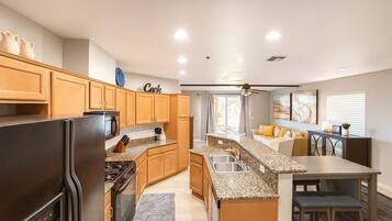 雪櫃、微波爐、焗爐、爐具