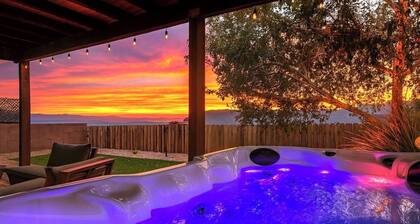 Romantic Hot Tub w/water view. Cute 3-bd Villa w/2 King beds and ensuite baths.