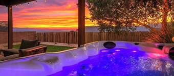 Romantic Hot Tub w/water view. Cute 3-bd Villa w/2 King beds and ensuite baths.